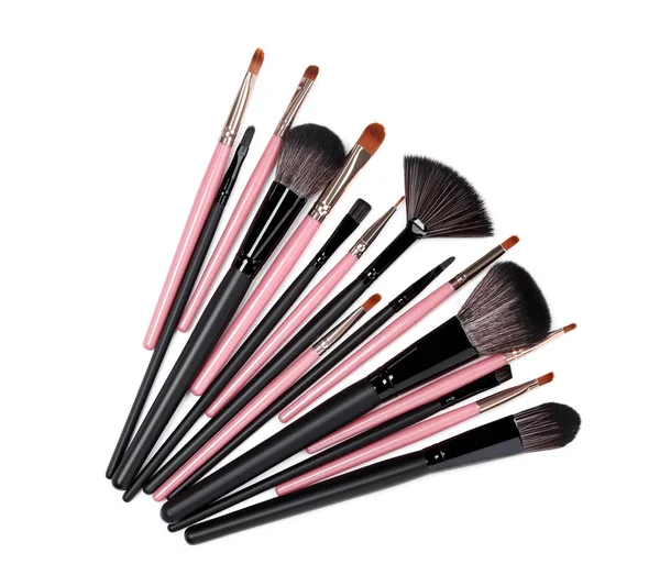 Pinceles de maquillaje negro y rosa aislados sobre fondo blanco —  Fotos de Stock