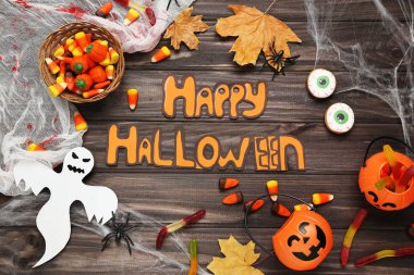 Metin Mutlu Cadılar Bayramı şekerler, kağıt hayalet ve kabaklar ile w