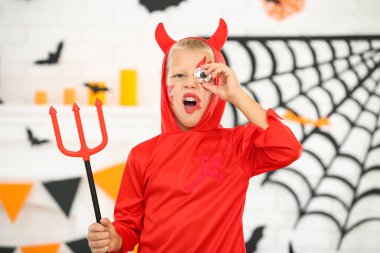 Beyaz göz tutan cadılar bayramı kostümü genç çocuk