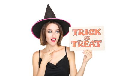 Siyah cadılar bayramı kostümü ile kağıt tutan Mutlu genç kadın 