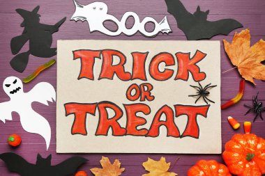 Metin Trick veya Halloween süslemeleri ve kuru yapraklar ile treat 