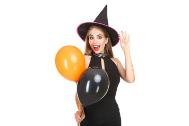 Beyaz b üzerinde balon tutan cadılar bayramı kostümü güzel kadın