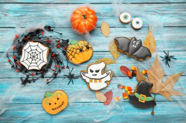 Mavi odunlu kuru akçaağaç yaprağı ile Halloween zencefilli kurabiye