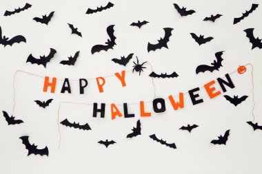 Kağıt halloween yarasalar ve metin Mutlu Cadılar Bayramı beyaz backgroun doğum