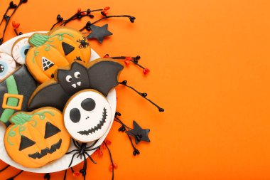 Turuncu arka planda plaka Halloween zencefilli kurabiye