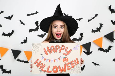 Metin Happy H ile kağıt tutan siyah kostüm güzel kadın