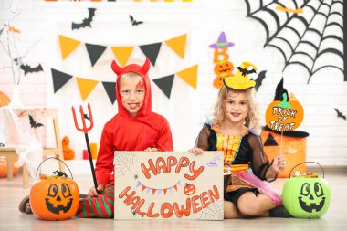 Genç kız ve çocuk kabak kovave metin Hap ile kostümleri