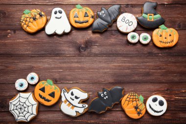 Cadılar Bayramı gingerbread çerezleri kahverengi ahşap tablo