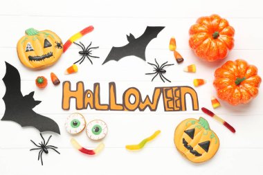 Beyaz arka plan üzerinde süslemeleri ve şekerler ile Metin Halloween