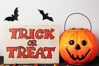 Metin Trick veya gri b üzerinde kabak kova ve kağıt yarasalar ile Treat