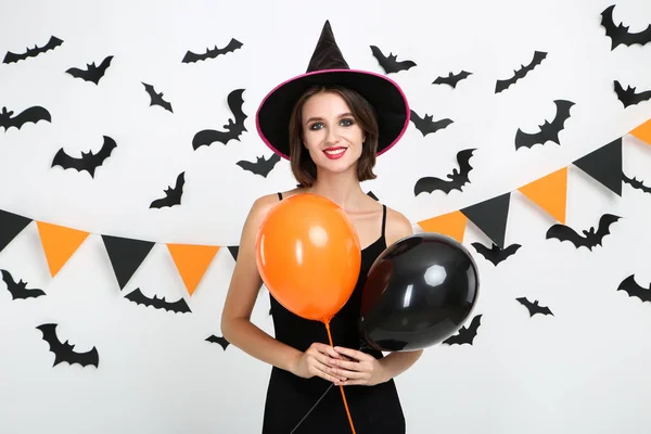 Szczęśliwy młody Kobieta w Halloween kostium trzyma balony z PAP — Zdjęcie stockowe