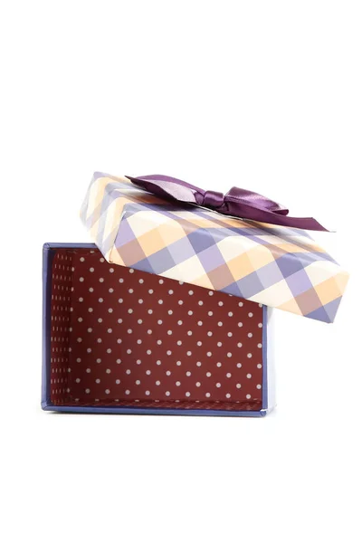Caja de regalo abierta con lazo púrpura aislado sobre fondo blanco —  Fotos de Stock