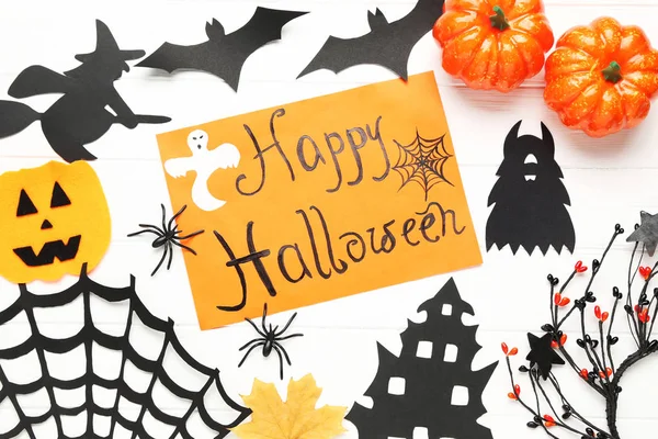 Testo Felice Halloween con decorazioni in carta su sfondo bianco — Foto Stock