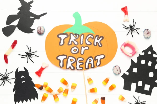 Truco de texto o tratar con decoraciones de Halloween de papel y caramelos — Foto de Stock