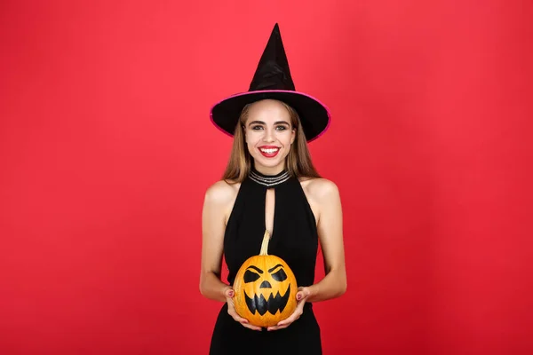 Gyönyörű nő, fekete ruha gazdaság halloween tök újra — Stock Fotó