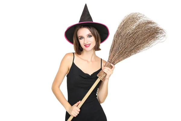 Gelukkige jonge vrouw in zwart Halloween kostuum met bezem op wit — Stockfoto
