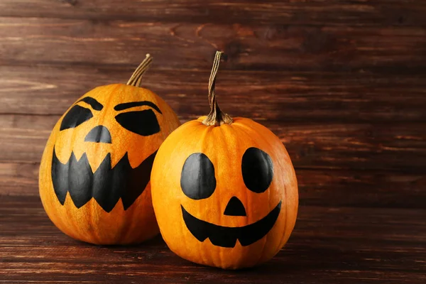 Zucche di Halloween su sfondo di legno marrone — Foto Stock