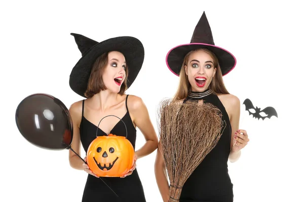 Dos mujeres jóvenes en trajes de halloween con cubo de calabaza y br — Foto de Stock