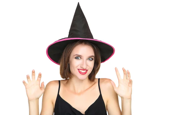 Beyaz arka plan üzerinde siyah cadılar bayramı kostümü mutlu genç kadın — Stok fotoğraf