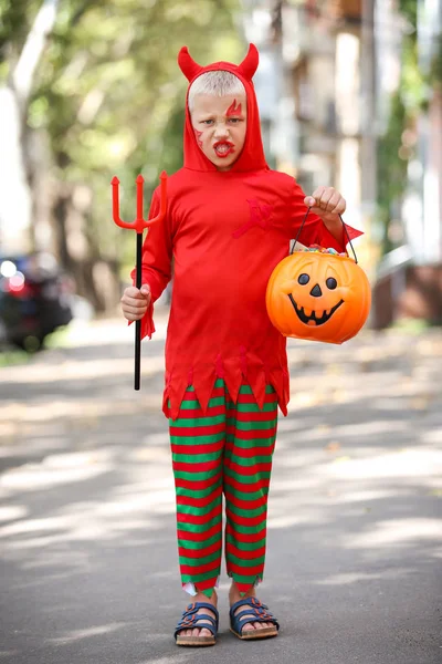 Niño en traje de halloween con cubo de calabaza —  Fotos de Stock