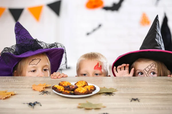 Jonge twee meisjes en jongen in Halloween kostuums op zoek naar de COO — Stockfoto