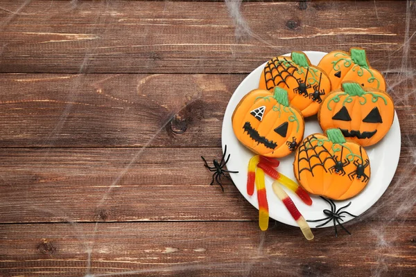 Halloweenské perníkové sušenky s pavouky v talíři na hnědém — Stock fotografie