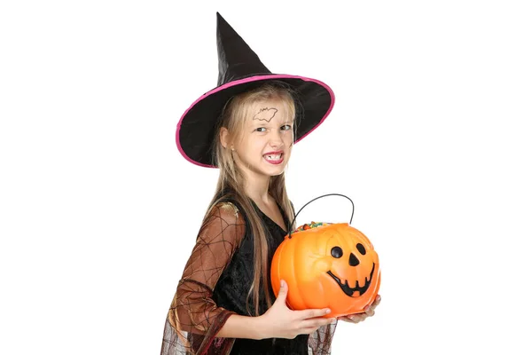 Ung flicka i Halloween kostym innehar pumpa hink med cand — Stockfoto