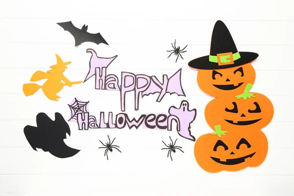 Tekst Happy Halloween met papieren decoraties op witte achtergrond — Stockfoto