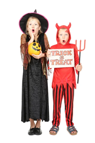 Mladý chlapec a dívka v kostýmech s textem šťastný Halloween na Papemu — Stock fotografie