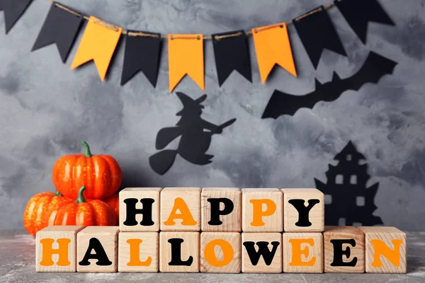 Tekst Happy Halloween met papieren vlaggen, heks, vleermuizen en oranje PU — Stockfoto