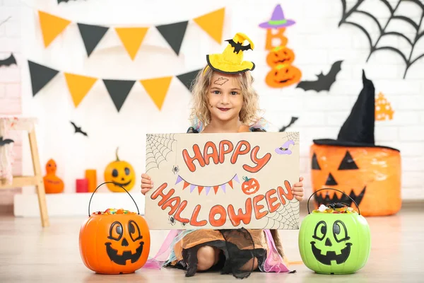 Giovane ragazza in costume in possesso di carta con testo Happy Halloween an — Foto Stock