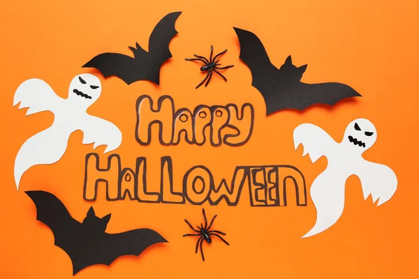 Pipistrelli di carta, fantasmi e ragni con testo Buon Halloween su oran — Foto Stock