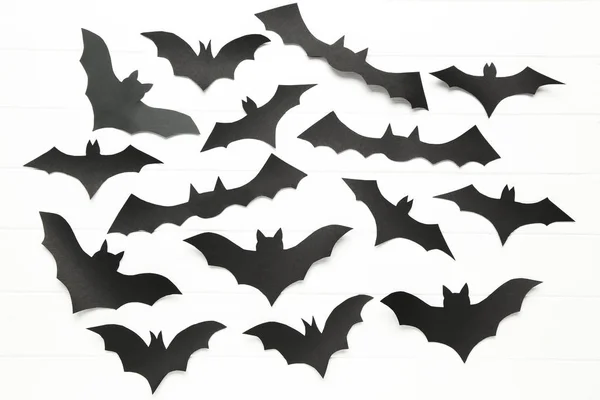 Murciélagos de Halloween de papel sobre fondo blanco — Foto de Stock