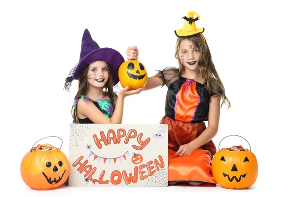 Twee jonge meisjes in kostuums met pompoen emmers en tekst gelukkig — Stockfoto