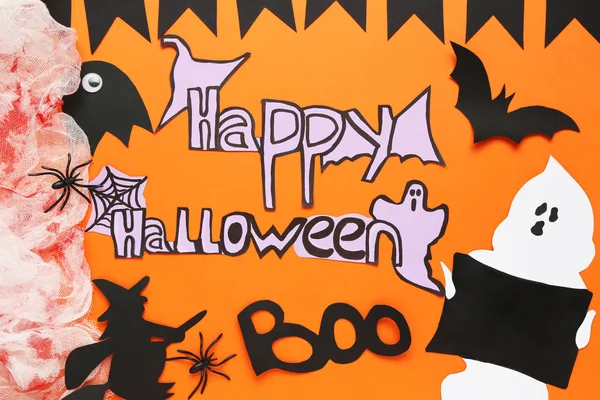 Teks Happy Halloween dengan dekorasi kertas pada latar belakang oranye — Stok Foto
