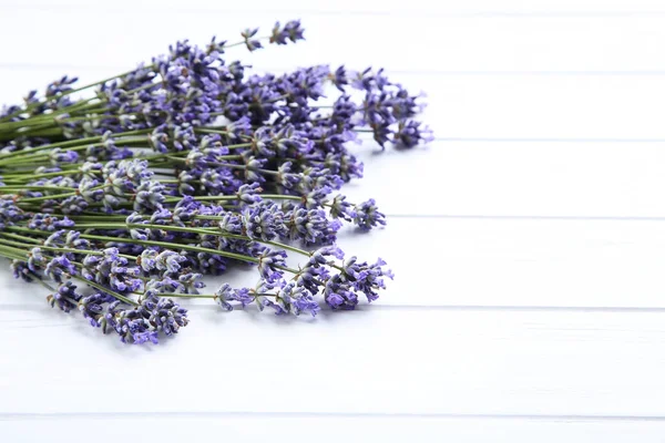 Fleurs de lavande sur table en bois blanc — Photo