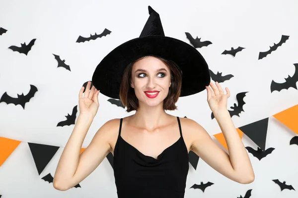 Szczęśliwa młoda kobieta w kostiumie Halloween z papierowym nietoperzami i flagami — Zdjęcie stockowe