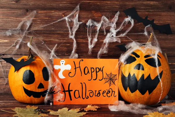 Orange pumpor med text Happy Halloween, Dry Leafs och spiderw — Stockfoto