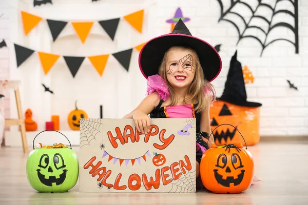 Gadis muda berkostum memegang kertas dengan teks Happy Halloween sebuah — Stok Foto