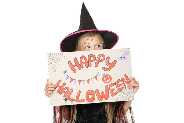 Jong meisje in kostuum Holding papier met tekst Happy Halloween op — Stockfoto