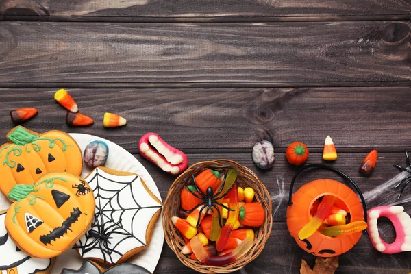 Dulces de Halloween con galletas de jengibre sobre mesa de madera — Foto de Stock