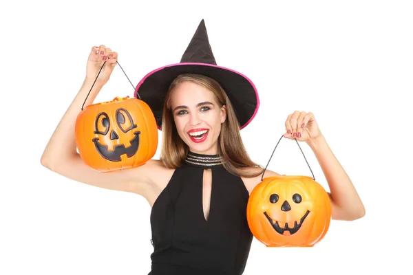 Mooie vrouw in zwart kostuum houden Halloween pompoen bucke — Stockfoto
