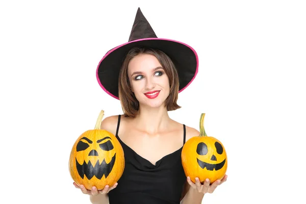 Szczęśliwa młoda kobieta w czarnym stroju gospodarstwa Halloween dynie na — Zdjęcie stockowe