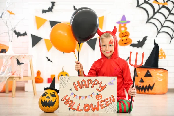 Niño en traje sosteniendo globos y papel con texto Feliz —  Fotos de Stock