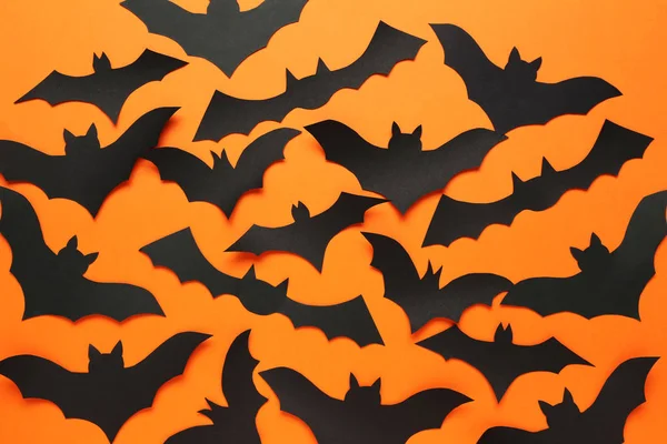 Murciélagos de Halloween de papel sobre fondo naranja — Foto de Stock