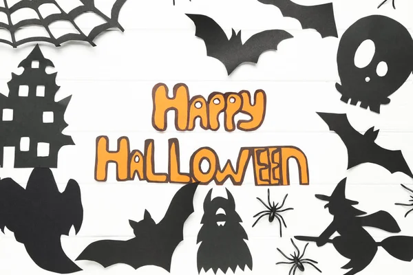 Tekst Happy Halloween z dekoracjami papieru na białym tle — Zdjęcie stockowe