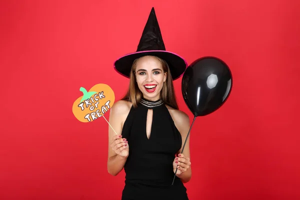 Mulher bonita em traje de Halloween segurando balão e papel w — Fotografia de Stock