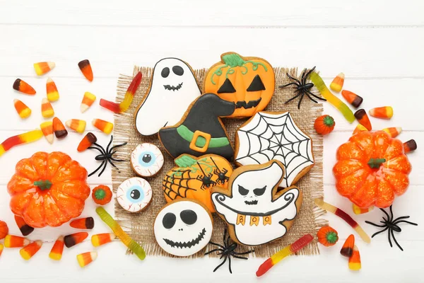 Halloween gingerbread cookies with candies on white wooden table — Stock Photo, Image
