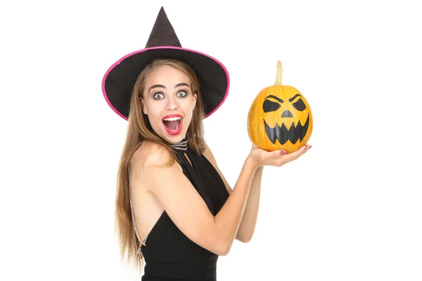 Bella donna in costume nero che tiene zucca di Halloween su wh — Foto Stock