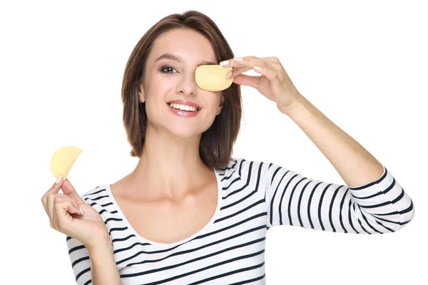 Młoda kobieta trzyma chipsy ziemniaczane na białym tle — Zdjęcie stockowe